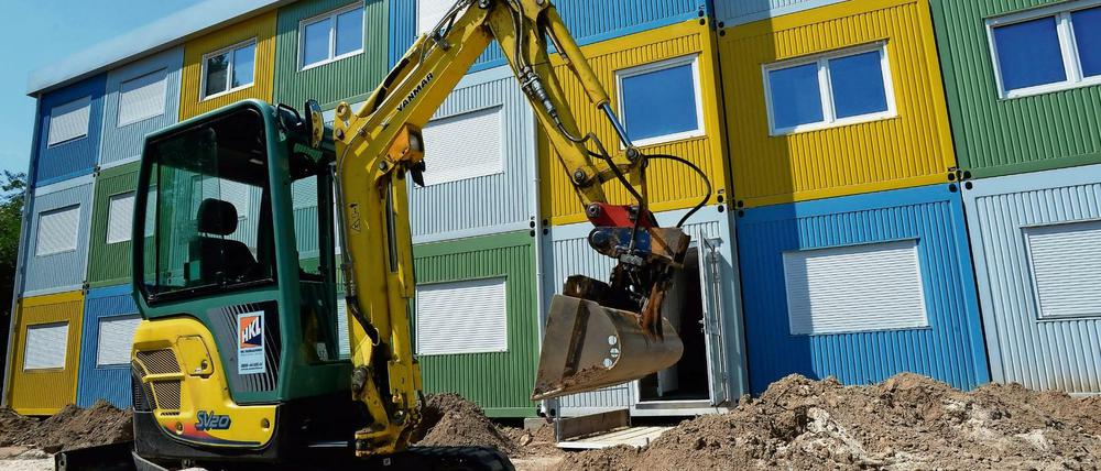Die Baustelle eines Containerdorfs für Flüchtlinge.