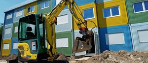 Die Baustelle eines Containerdorfs für Flüchtlinge.