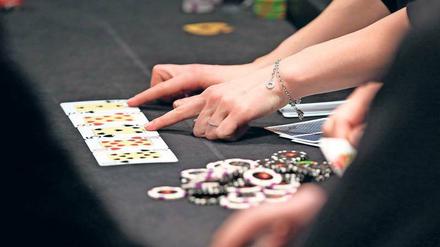 Pokern erlaubt. Wer sein Gehalt verhandelt, sollte das Thema zur richtigen Zeit aufs Tablett bringen.