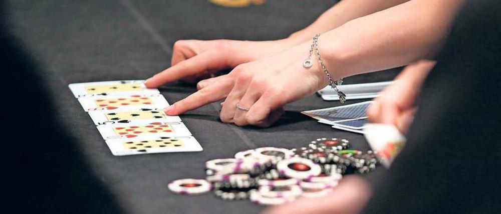 Pokern erlaubt. Wer sein Gehalt verhandelt, sollte das Thema zur richtigen Zeit aufs Tablett bringen.
