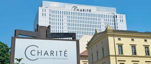 Unterschiede. Die Charité musste lange Zeit extreme Kürzungen hinnehmen und beginnt sich gerade erst von dieser Phase zu erholen. Am BIH dagegen sind die Professuren gut dotiert – ein Grund, weswegen einige an der Charité mit dem Institut fremdeln. 