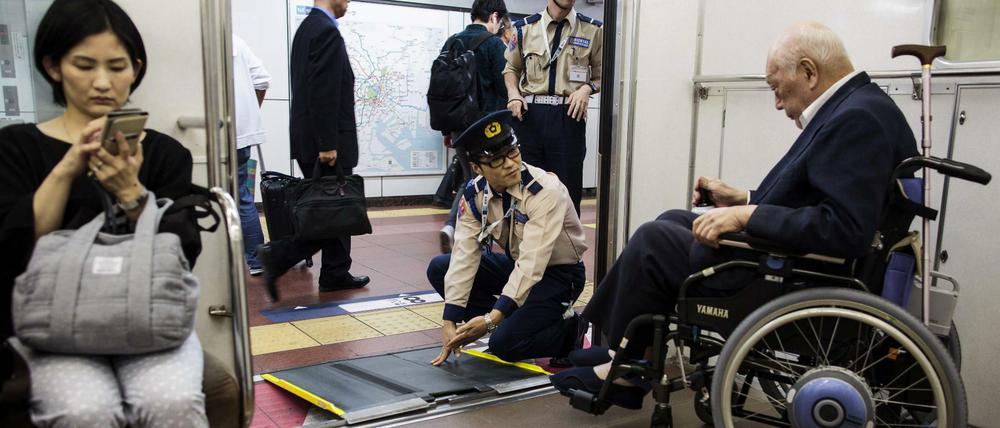 Menschen in Japan - hier eine Alltagsszene von der Untergrundbahn in Tokio - haben laut WHO die höchste Lebenserwartung weltweit.