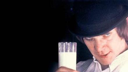 Prost! Einen Viertelliter Milch am Tag empfiehlt die Deutsche Gesellschaft für Ernährung. Nicht nur Veganer melde da Bedenken an.