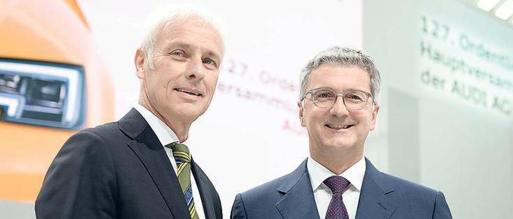 Gutes Einvernehmen? Angeblich ja. VW-Konzernchef Matthias Müller (links) will offenbar den Vertrag des umstrittenen Vorstandsvorsitzenden der VW-Tochter Audi, Rupert Stadler, um fünf Jahre verlängern. Im Aufsichtsrat gibt es Bedenken.