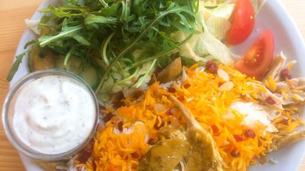 Sereschk. Reis mit Berberitzen und Mandeln, dazu gekochtes Hähnchen mit Kurkuma und ein kleiner Salat