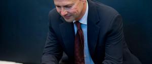 Regierungssprecher Steffen Seibert mit Handy. Er ist auf Twitter unterwegs, zeigt sich aber auch für seinen Dienstherrn bei Facebook.