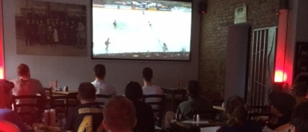 Viele Eishockey Fans haben den Weg ins Café gefunden