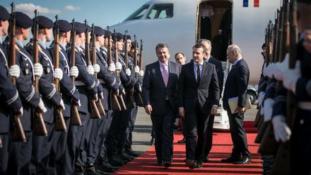 Sigmar Gabriel (l, SPD), Vizekanzler und Bundesaußenminister, begrüßt Frankreichs neuen Präsidenten Emmanuel Macron.