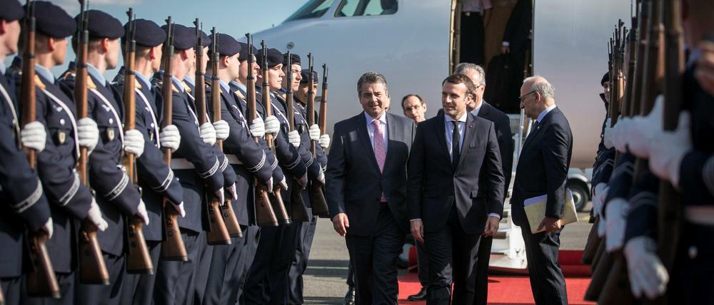 Sigmar Gabriel (l, SPD), Vizekanzler und Bundesaußenminister, begrüßt Frankreichs neuen Präsidenten Emmanuel Macron.