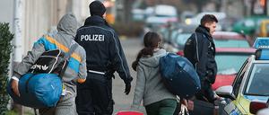 Wer nicht bleiben darf und trotzdem nicht ausreist, wird abgeschoben.