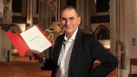 Johannes Grützke 2012 bei der Verleihung des Hanna-Höch-Preises in der Nikolaikirche.