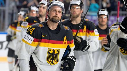 Abgang. Die deutschen Spieler um Dennis Seidenberg verlassen das Eis. 