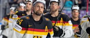 Abgang. Die deutschen Spieler um Dennis Seidenberg verlassen das Eis. 