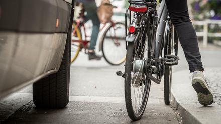 Quietsch! Auto- und Radfahrer kommen sich in der Stadt oft gefährlich nahe - da hilft es, wenn man die Situation aus beiden Perspektiven kennt.