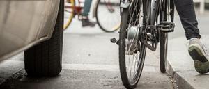 Quietsch! Auto- und Radfahrer kommen sich in der Stadt oft gefährlich nahe - da hilft es, wenn man die Situation aus beiden Perspektiven kennt.
