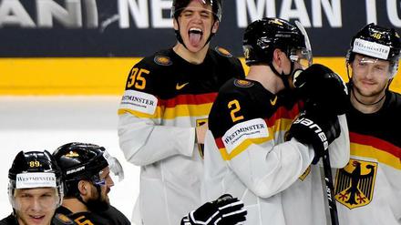Frederik Tiffels war der Held gegen Lettland - und hatte nach seinem siegbringenden Penalty natürlich beste Laune.
