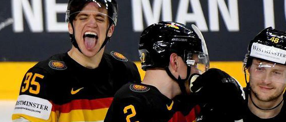 Frederik Tiffels war der Held gegen Lettland - und hatte nach seinem siegbringenden Penalty natürlich beste Laune.