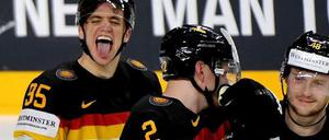 Frederik Tiffels war der Held gegen Lettland - und hatte nach seinem siegbringenden Penalty natürlich beste Laune.