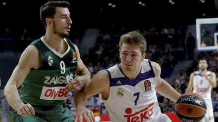 Luka Doncic (r.) will mit Real den Titel.