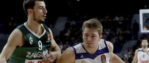 Luka Doncic (r.) will mit Real den Titel.