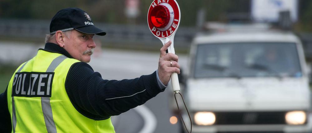 Ein Polizeibeamter bei einer Verkehrskontrolle. Hier am Autobahnparkplatz "Kersdorfer See" an der A12 nahe Briesen (Brandenburg).