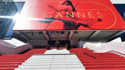 Der rote Teppich wird ausgerollt. Auftakt der Filmfestspiele macht das französische Liebesdrama „Les Fantômes d'Ismaël“ mit Charlotte Gainsbourg, Marion Cotillard und Mathieu Amalric.