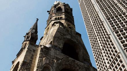 Kaiser-Wilhelm-Gedächtniskirche auf dem Breitscheidplatz in Berlin, von unten steil nach oben gesehen.