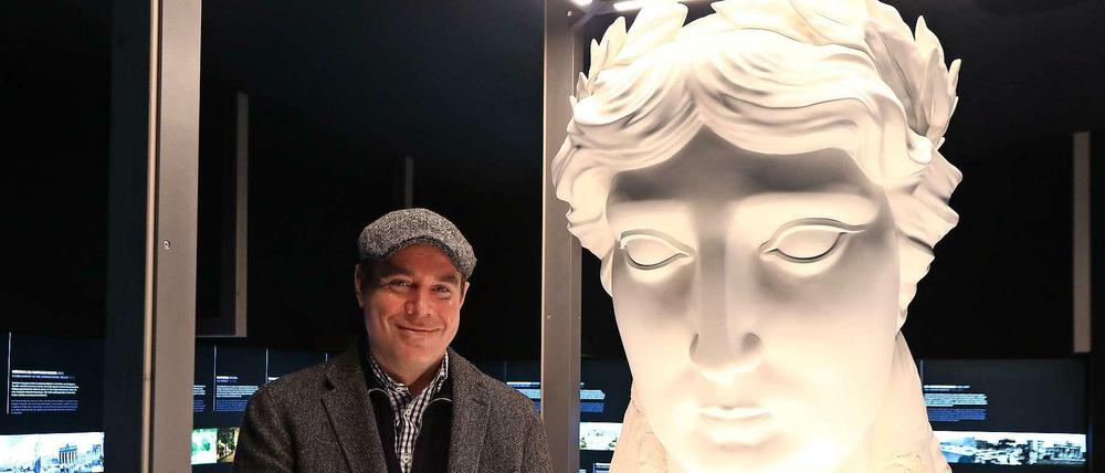 Lebensgroß: Ulf Eberspächer mit dem Kopf der Nike im Ausstellungsraum von "The Gate"