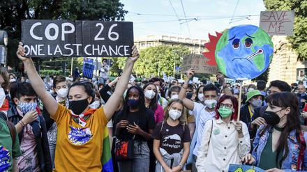 Die Klimaaktivistinnen Vanessa Nakate (Mitte l) aus Uganda und Greta Thunberg aus Schweden (Mitte r) versammeln sich während einer Demonstration der Bewegung Fridays for Future