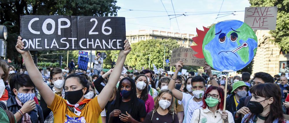 Die Klimaaktivistinnen Vanessa Nakate (Mitte l) aus Uganda und Greta Thunberg aus Schweden (Mitte r) versammeln sich während einer Demonstration der Bewegung Fridays for Future