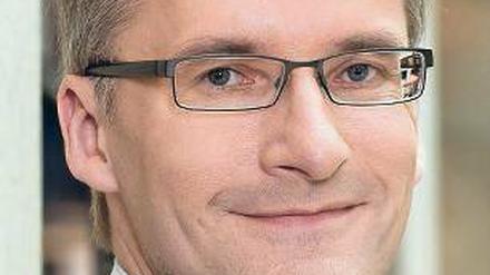 Elmar Theveßen bekleidet beim ZDF unter anderem das Amt des stellvertretenden Chefredakteurs und des Leiters der Hauptredaktion Aktuelles.
