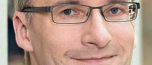 Elmar Theveßen bekleidet beim ZDF unter anderem das Amt des stellvertretenden Chefredakteurs und des Leiters der Hauptredaktion Aktuelles.
