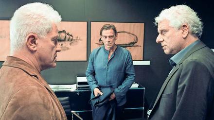 Die Kommissare Ivo Batic (Miroslav Nemec, links) und Franz Leitmayr (Udo Wachtveitl, rechts) mit dem Thomas Jacobi (Martin Feifel) 