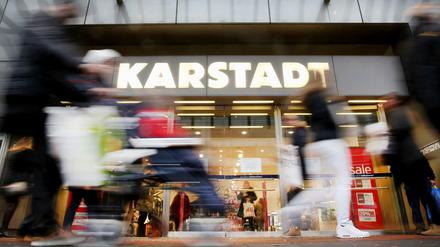 Nicht nur vorbei: Die Leute sollen bei Karstadt einkehren - und Waren aus dem Netz vorfinden.