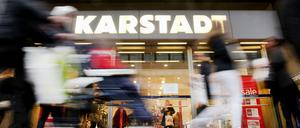 Nicht nur vorbei: Die Leute sollen bei Karstadt einkehren - und Waren aus dem Netz vorfinden.