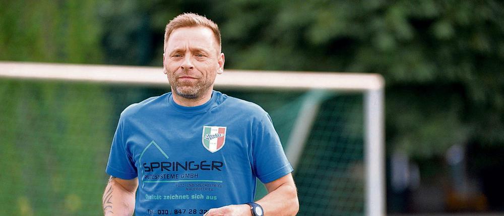 Der Mann, den sie „Icke“ nennen. Thomas Häßler zuckt immer noch zusammen, wenn ein Spieler nicht zum Training kommen kann, weil die Arbeit ruft oder die Freundin krank ist.