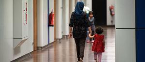 In Wilmersdorf protestierten Flüchtlinge gegen die Zustände in ihrer Notunterkunft.