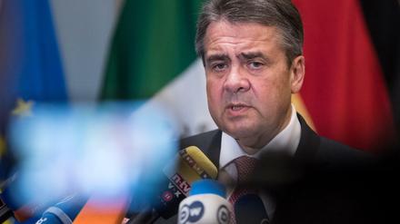 Außenminister Sigmar Gabriel (SPD) äußert sich am Freitag in Mexiko-Stadt (Mexiko) vor Medienvertretern.