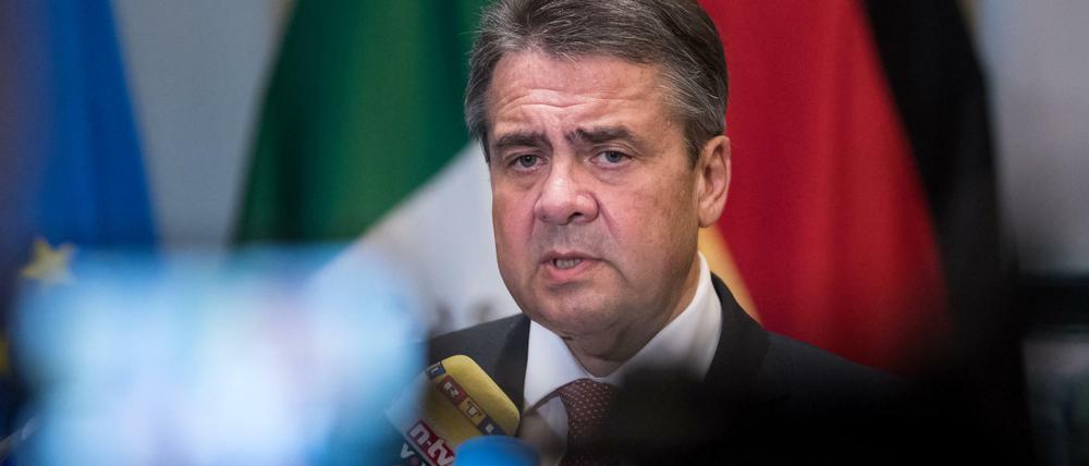Außenminister Sigmar Gabriel (SPD) äußert sich am Freitag in Mexiko-Stadt (Mexiko) vor Medienvertretern.