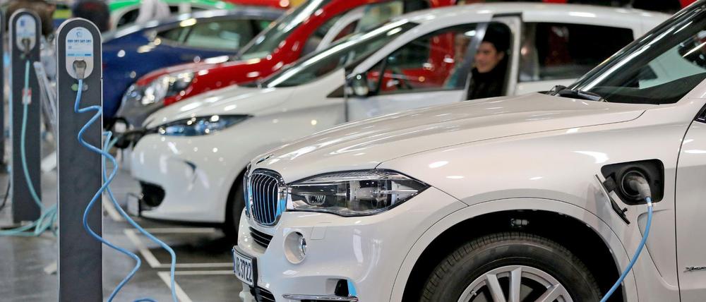 Elektromobilität in der Messehalle: Elektroautos an Ladesäulen