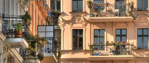 Gerade in Gegenden mit knappen Wohnraum fordern viele bezahlbare Mieten. 