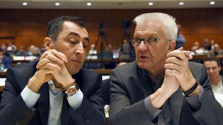 Der baden-württembergische Ministerpräsident Winfried Kretschmann (Bündnis 90/Die Grünen, r) und der Grünen-Bundesvorsitzende Cem Özdemir (Archivfoto) suchen nach einem Kurs für die Bundestagswahl.