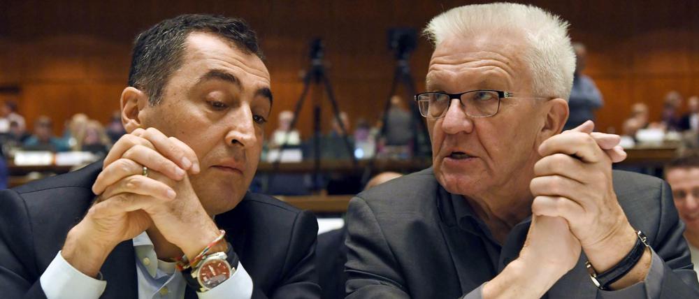 Der baden-württembergische Ministerpräsident Winfried Kretschmann (Bündnis 90/Die Grünen, r) und der Grünen-Bundesvorsitzende Cem Özdemir (Archivfoto) suchen nach einem Kurs für die Bundestagswahl.