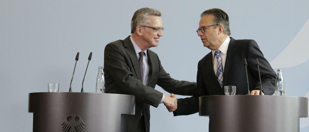 Der Innenminister (Thomas de Maizière, CDU, rechts) und seine Krisenmanager (Frank-Jürgen Weise).