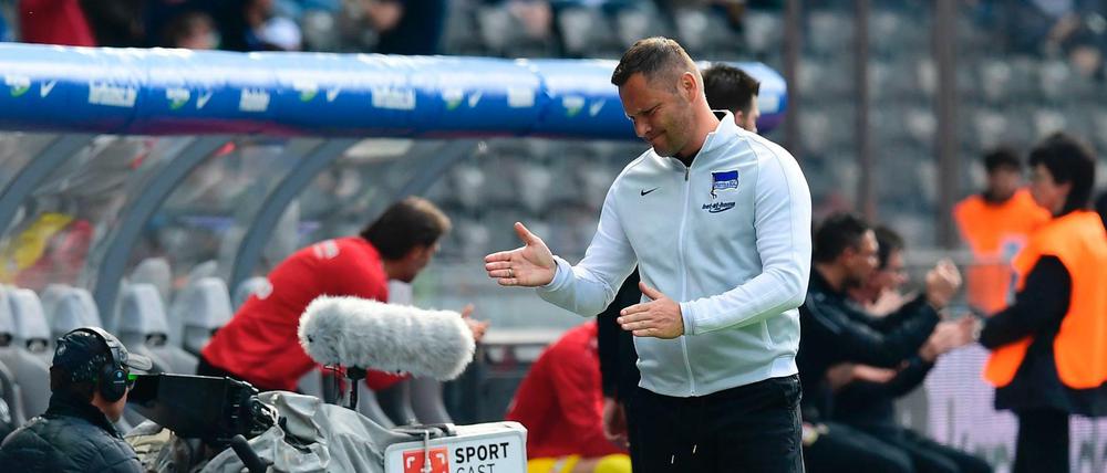 Vercoacht? Jedenfalls verloren. Herthas Trainer Dardai nach dem 2:6 gegen Leverkusen.