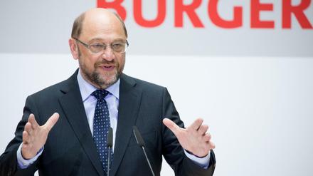 Der Kanzlerkandidat selbst will nun mit Inhalten punkten. "Mehr Zeit für Gerechtigkeit" heißt der Titel des Programms.