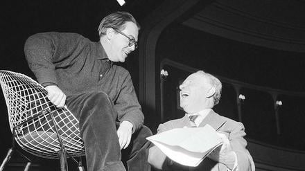 Max Frisch 1958 bei Proben zu "Biedermann und die Brandstifter" (mit Oskar Wäterlin).