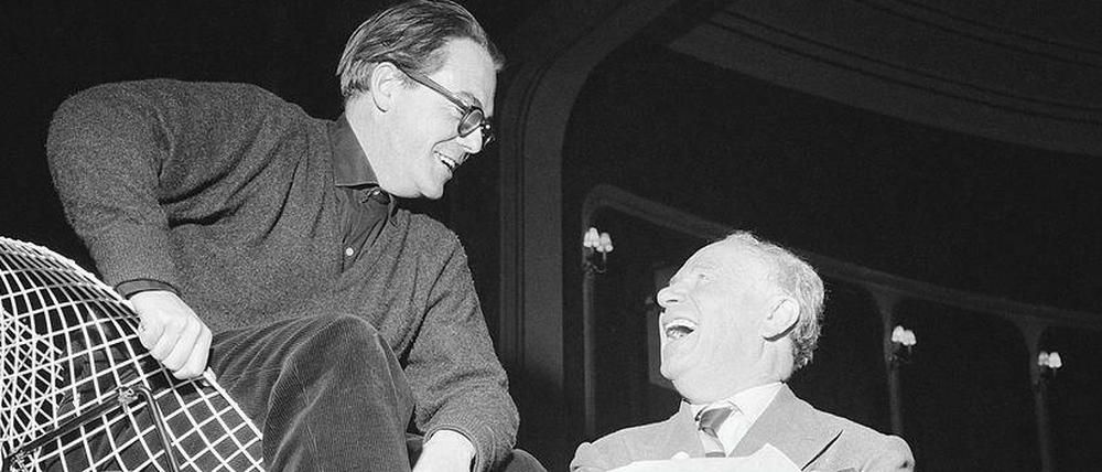Max Frisch 1958 bei Proben zu "Biedermann und die Brandstifter" (mit Oskar Wäterlin).