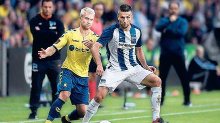 Daran will Hertha diesmal vorbei. Vedad Ibisevic in der Qualifikation zur Europa League zu Saisonbeginn – die Berliner scheiterten an Bröndby. Foto: Liselotte Sabroe/dpa