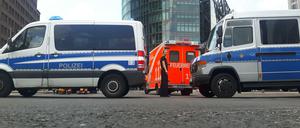 Die Polizei sperrt die Potsdamer Straße. Eine Scheibe am Bahn-Tower drohte herauszufallen.